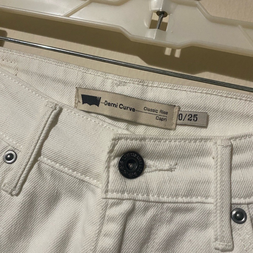 White Levi’s Demi Curve Capri - Size 0